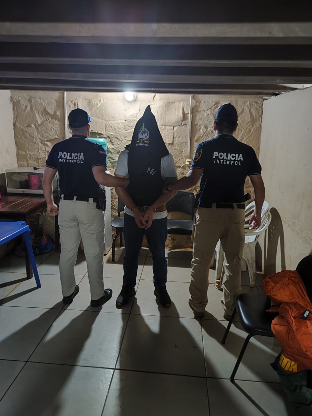 El acusado como supuesto autor del asesinato de un peluquero en enero de 2022, cuando llegó a Alto Paraná, tras ser detenido en la Argentina y luego extraditado a Paraguay para ser juzgado. Hoy fue acusado formalmente. FOTO: Gentileza