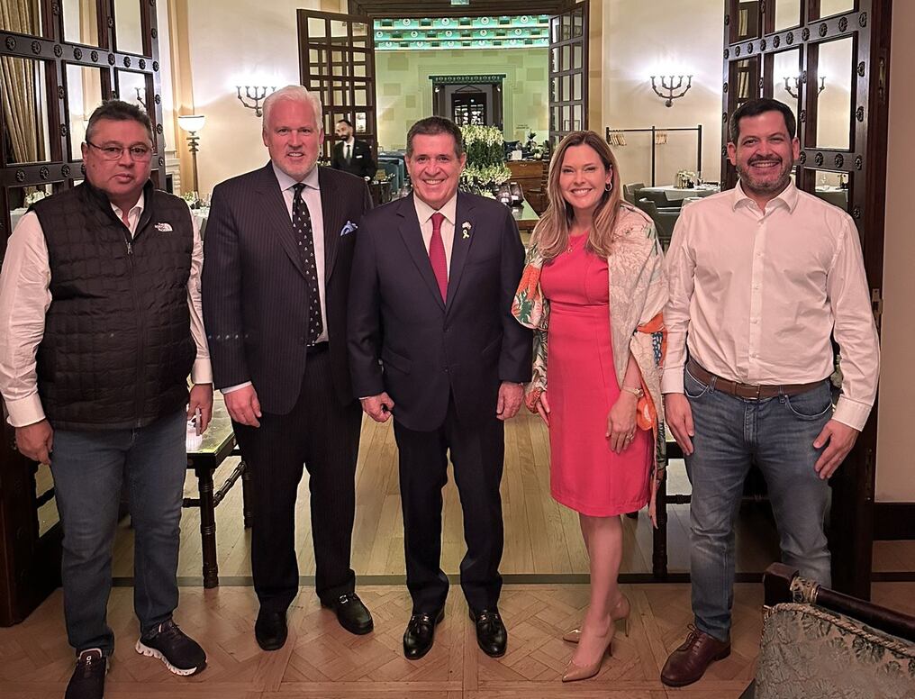 Matt Schlapp y Mercedes Schlapp destacaron la postura firme y fuerte de Paraguay en defensa de los valores conservadores, durante un encuentro con Horacio Cartes y comitiva en Jerusalén. Foto: Gentileza