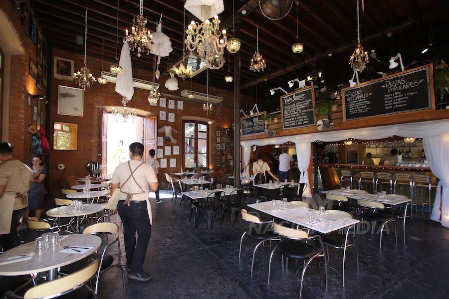 El Café del Teatro, en la emblemática esquina del Municipal, reabre sus puertas con una puesta escénica donde confluyen arte, cultura, historia y gastronomía. Se perfila a ser uno de los sitios de preferencia en el centro histórico de Asunción.