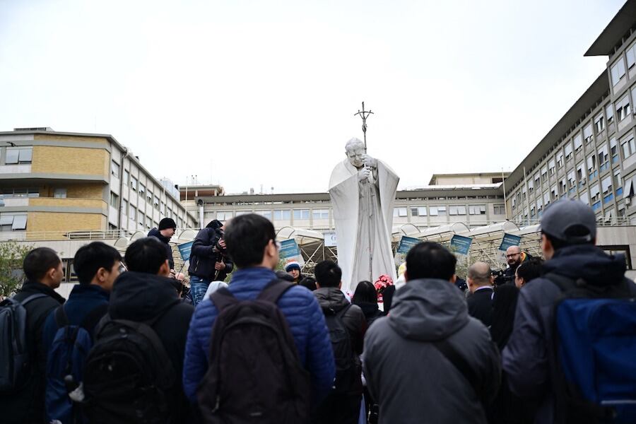 Durante la última jornada el Papa no ha presentado ningún episodio de insuficiencia respiratoria, informaron. Los fieles de todo el mundo oran por su salud. Foto: AFP