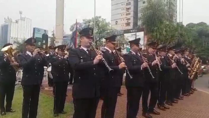 Banda de Músicos de la Policía Nacional ofreció una sorpresiva actuación hoy por el centro comercial de Ciudad del Este, con interpretaciones variadas mediante un tour musical por calles principales. Foto: Gentileza