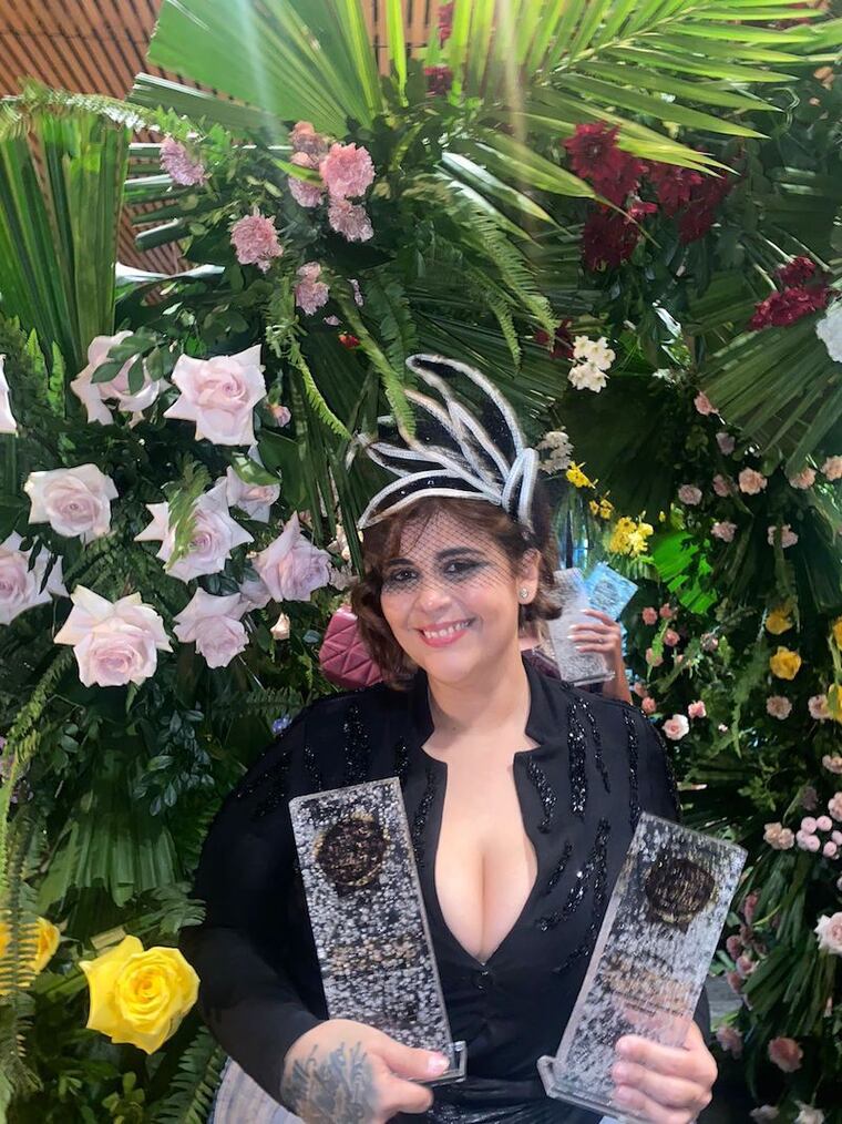 Jadiyi Yaluff posa con sus premios