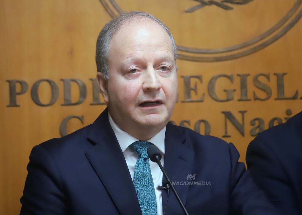 El ministro de Economía y Finanzas, Carlos Fernández Valdovinos, señaló que contar con USD 870 millones adicionales para el próximo ejercicio fiscal es gracias a la responsabilidad que están aplicando para tener más ingresos. Foto: Roberto Zarza