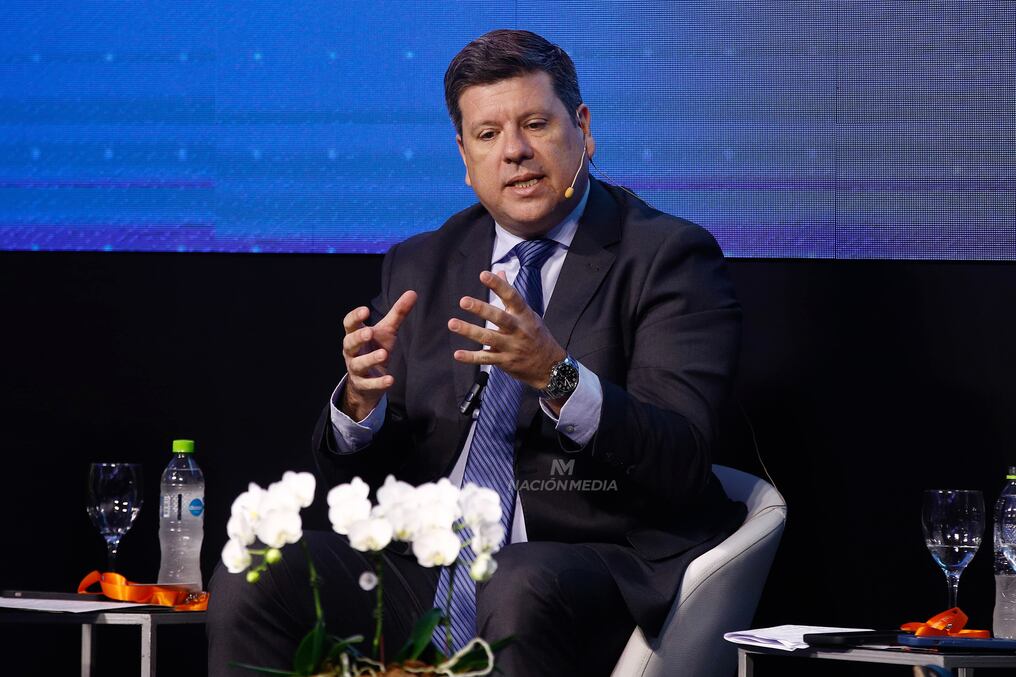 Uno de los aspectos que no se tiene en cuenta en el proyecto de modificación, es que si establece un cupo 50 %, pero si operan pocas empresas, el precio podría dispararse, dijo el ministro Javier Giménez. Foto: Emilio Bazán 