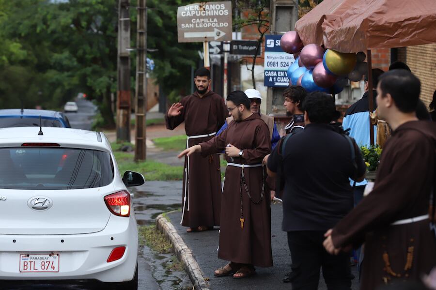 Los hermanos franciscanos capuchinos nuevamente salieron a la avenida Juan Domingo Perón para la bendición de vehículos. Foto: Jorge Jara