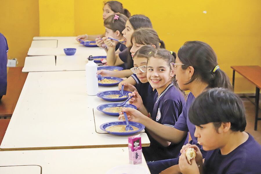 Más de 1.050.000 alumnos en más de 7.000 escuelas que reciben el almuerzo y merienda todos los días. Foto: Archivo