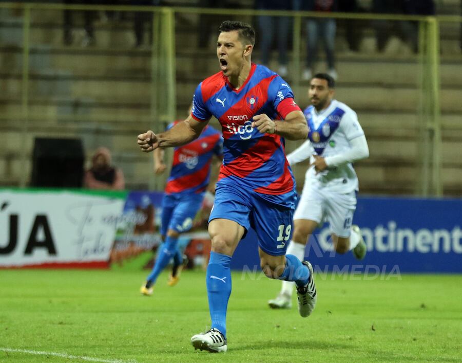 Diego Churín festeja su gol de penal, que sirvió para el triunfo azulgrana.FOTO:EMILIO BAZÁN