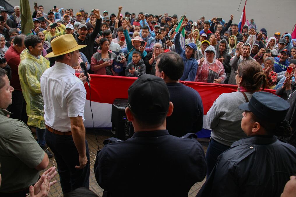 El ministro Carlos Giménez mantuvo hoy un encuentro con los productores de la Coordinadora Nacional Intersectorial (CNI), quienes levantaron la medida de protesta que venían realizando por el ingreso del contrabando justamente. Foto: Gentileza