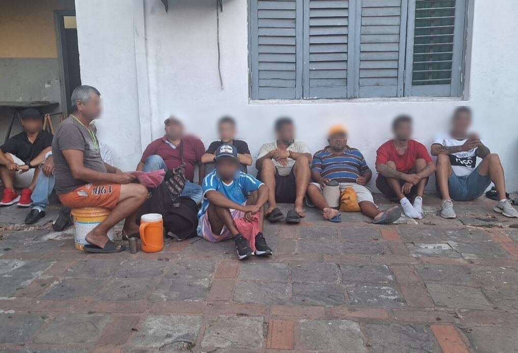 La policía tomó medidas preventivas identificando a 12 personas, presuntos cuidacoches, varios con antecedentes penales. Foto: @policia_py