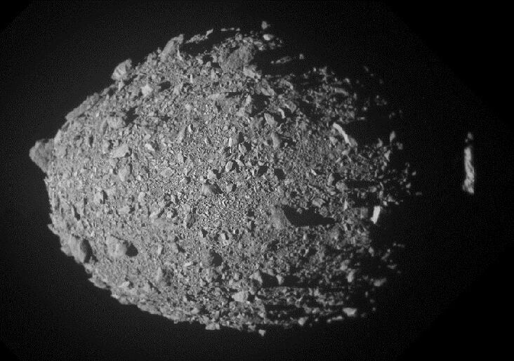 La nave DART tomó una serie de fotografías del asteroide Dimorphos poco antes de estrellarse contra él y alterar su trayectoria orbital. Foto: NASA.