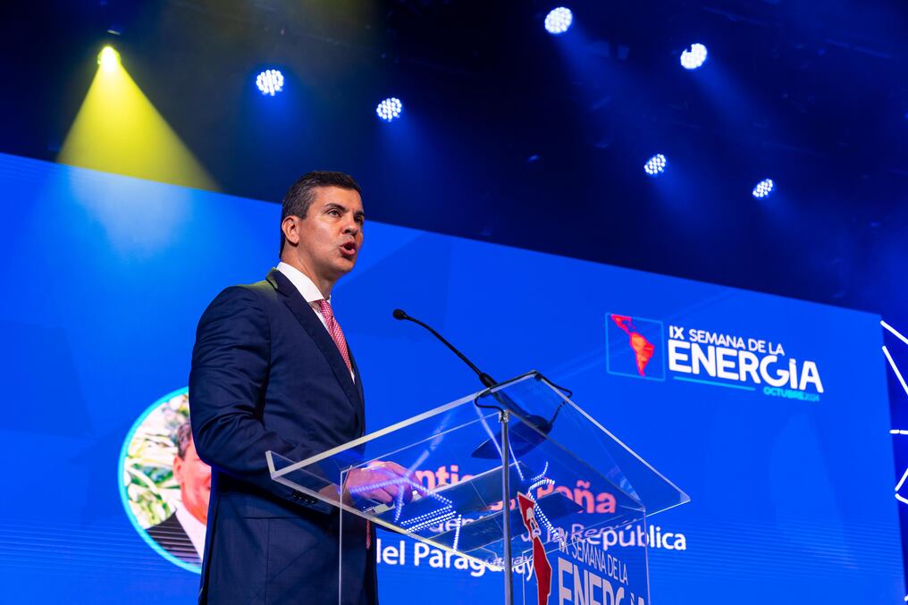El mandatario Santiago Peña encabezó la apertura de la IX Semana de la Energía en la ciudad de Asunción, evento que reúne a los principales actores del ecosistema energético regional. Foto: Gentileza