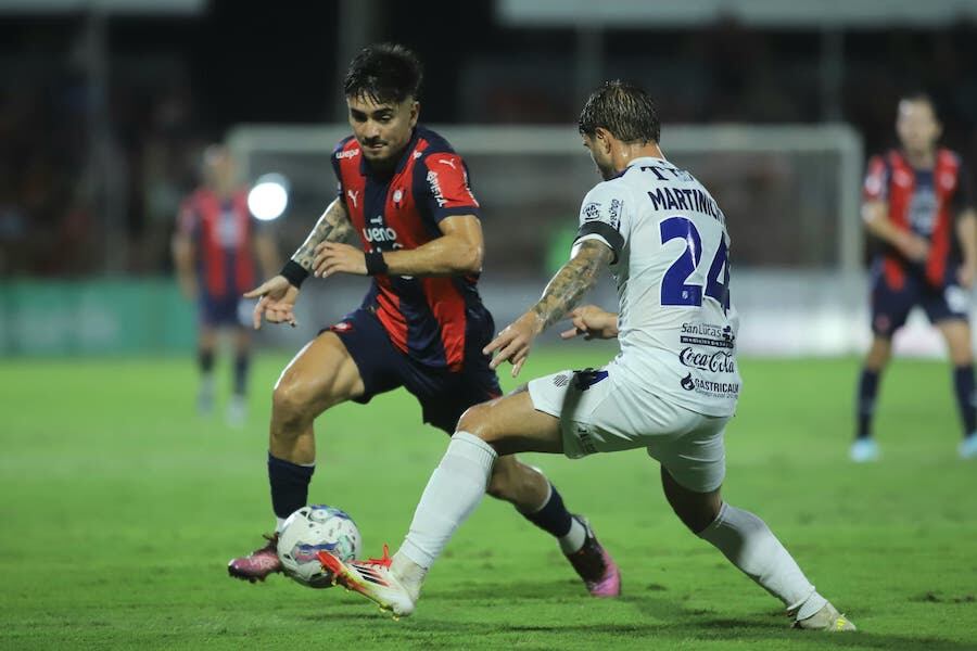 Torres encara a Martinich, en el empate entre Cerro y Ameliano. Foto: Mariana Díaz