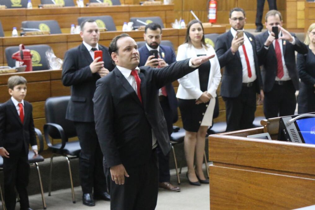 Sebastián Remesowski jurando en reemplazo del diputado Walter Harms. Foto: Gentileza