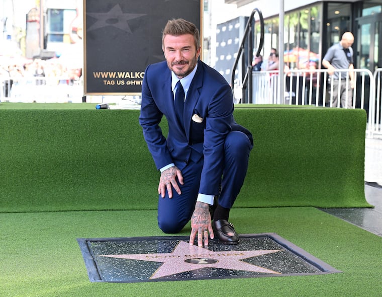 David Beckham posa junto a su estrella en el Paseo de la Fama de Hollywood. Foto: Lisa O'Connor / AFP