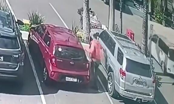Fue detenido el conductor del vehículo que aseguró ser conductor de plataformas. Foto: Captura de pantalla