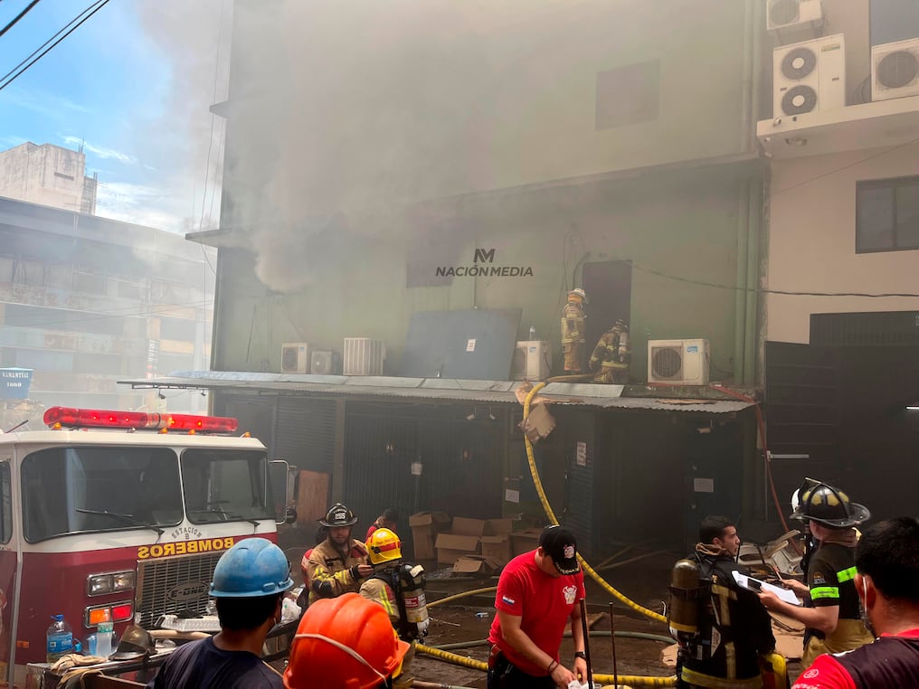 Dura tarea requirió de los bomberos extinguir el fuego. Foto: Gustavo Galeano