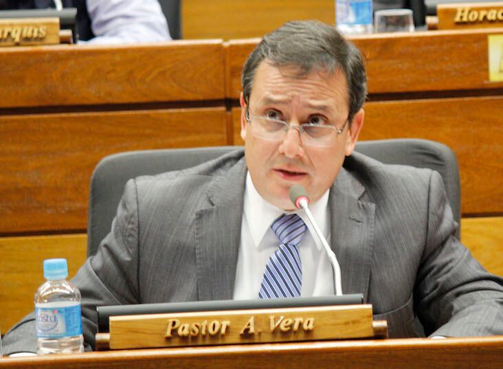 El diputado Pastor Vera Bejarano hizo un análisis de lo que deja este año legislativo, desde la oposición. Ahora el Congreso va a un receso hasta marzo del próximo año. Foto: Archivo