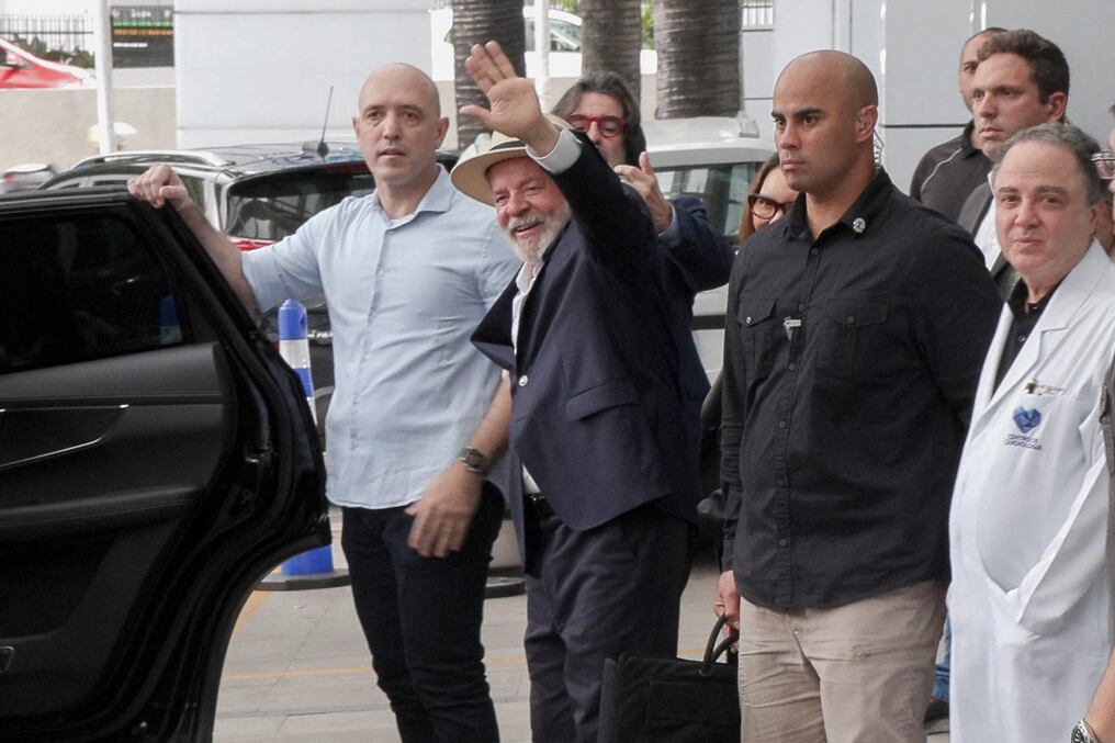 Luiz Inácio Lula da Silva saludando al salir del hospital sirio-libanés en Sao Paulo. Foto: Carlos Fabal/AFP