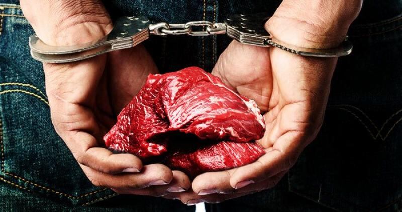 Un hombre fue imputado por hurto de un pedazo de tapa cuadril y se solicitó la prisión preventiva, pero el juez eximió de prisión al detenido, quien está en libertad para enfrentar el proceso penal. Foto: Ilustrativa