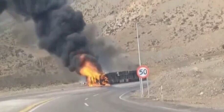 El camión de gran porte volcó y se incendió, circunstancia en la que perdió la vida el compatriota que viajaba como acompañante del chofer de nacionalidad argentina. Foto: Captura de pantalla