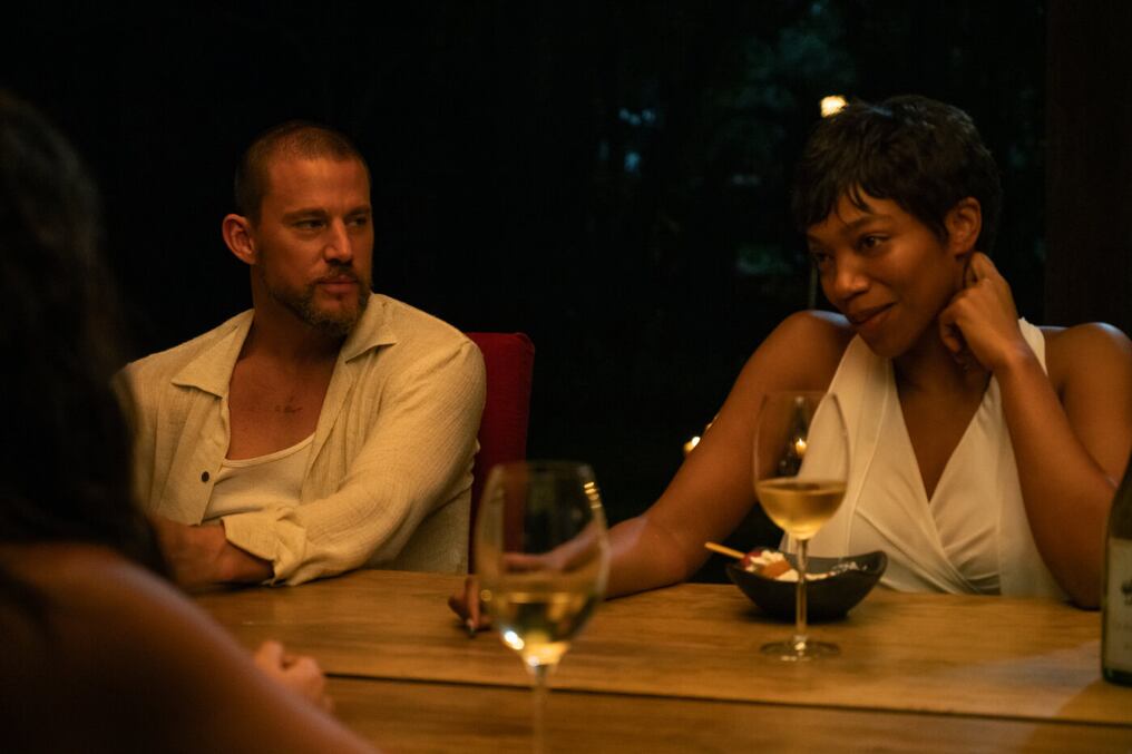 Channing Tatum y Naomi Ackie en “Parpadea dos veces”. Foto: Gentileza