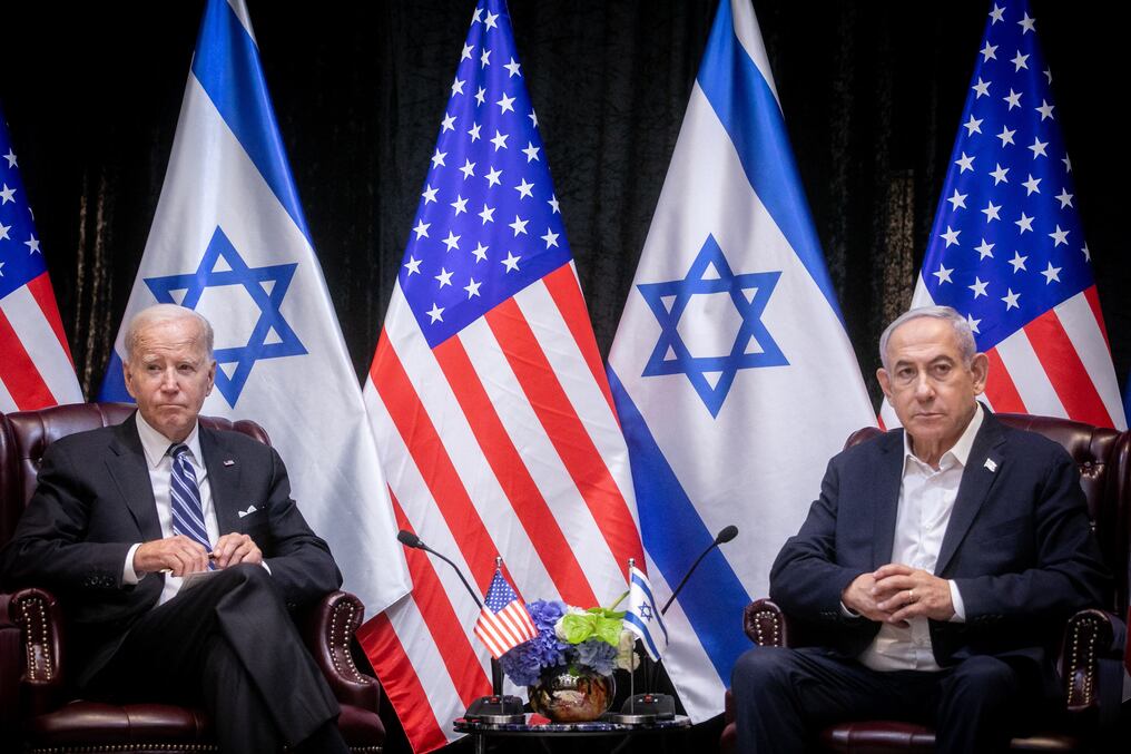 “De un orgulloso judío sionista a un orgulloso sionista irlandés estadounidense, quiero agradecerle los 50 años de servicio público y los 50 años de apoyo al Estado de Israel”, dijo Netanyahu, sin embargo Biden le exige que acabe el ataque a Gaza. Foto: AFP