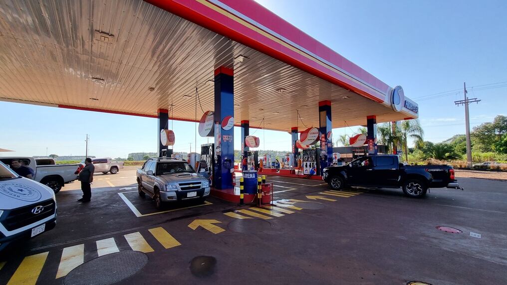 Los técnicos tomaron muestras de los combustibles. Foto: Gentileza