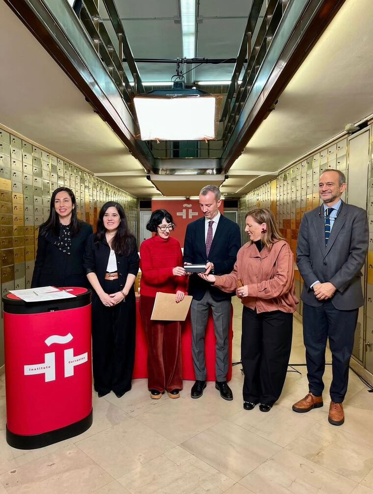 Representantes españoles en Paraguay hicieron entrega de archivos de Josefina Plá al Instituto Cervantes. Foto: Instagram - @juandesalazarpy