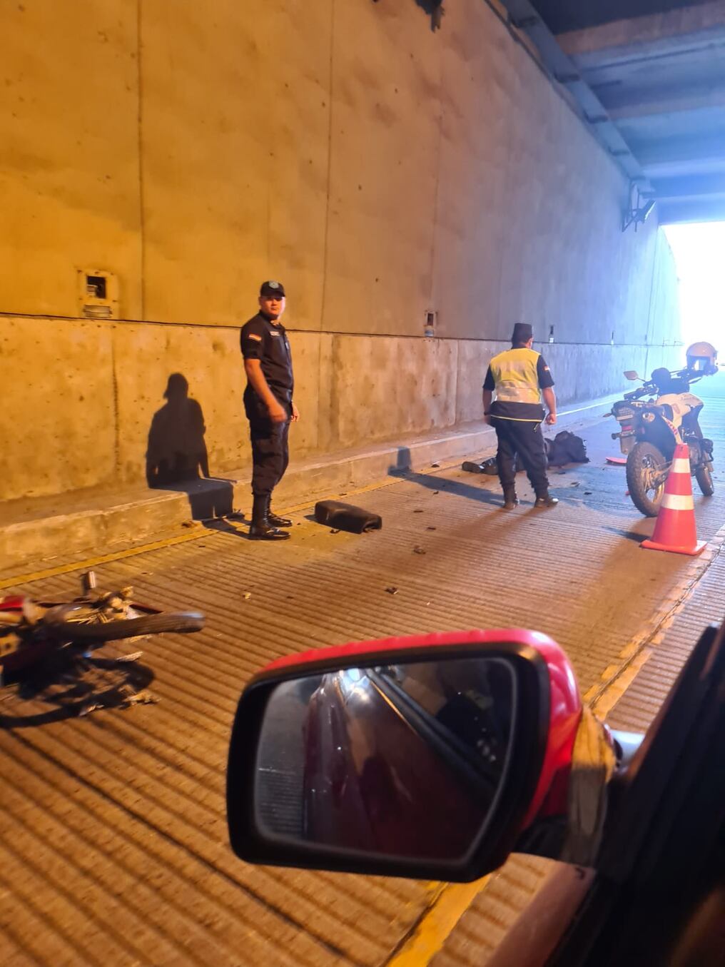 Los agentes de seguridad habilitaron solo media calzada al tránsito debido al fatal accidente de esta mañana. Foto: Gentileza