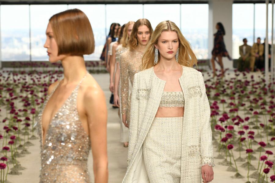Carolina Herrera presentó esta semana su colección otoño-invierno 2025 en su local de la Gran Manzana, en un piso cubierto de rosas vino tinto y vista panorámica de 360 grados del Central Park