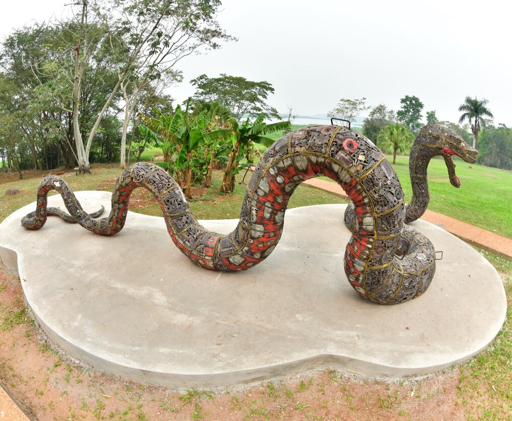 El mbói jagua, de 8 metros de largo, es una de las figuras expuestas en el Paseo de las Esculturas, del Refugio Biológico Mbaracayú. Obra del artista Raúl Ortigoza. Foto: Gentileza