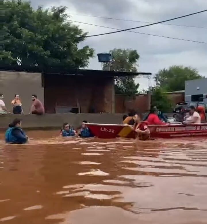 Unas 200 familias fueron asistidas ayer por bomberos voluntarios en la capital de Alto Paraná tras las lluvias e inundación de poblaciones ribereñas. Foto: Gentileza