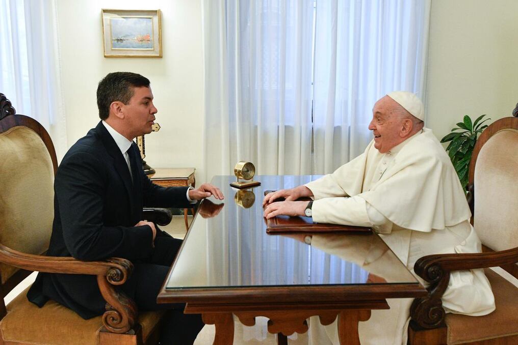El jefe de Estado Santiago Peña junto al papa Francisco. Foto: Gentileza