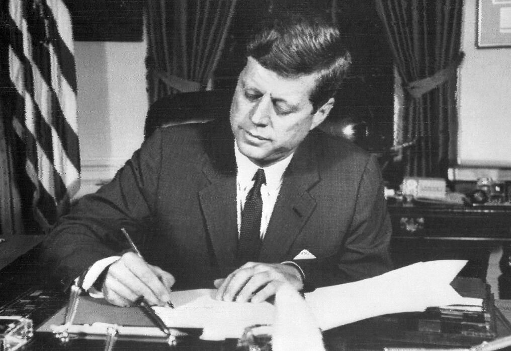 El 23 de enero, Trump firmó un decreto para desclasificar los archivos sobre los asesinatos en la década de 1960 del presidente Kennedy (foto)y su hermano Bobby Kennedy, así como el del líder de los derechos civiles Martin Luther King Jr. Foto: Archivo/AFP