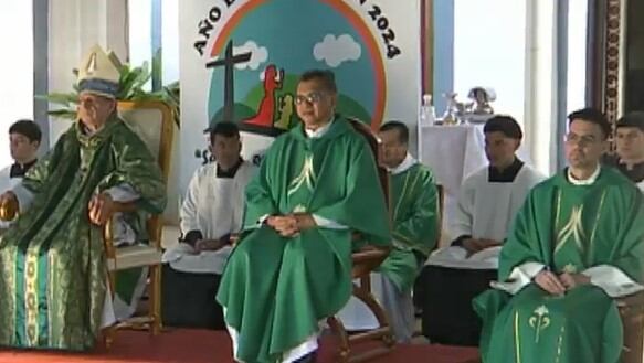El obispo de Caacupé, monseñor Ricardo Valenzuela, aparece acompañado de las nuevas autoridades. Foto: Captura de video