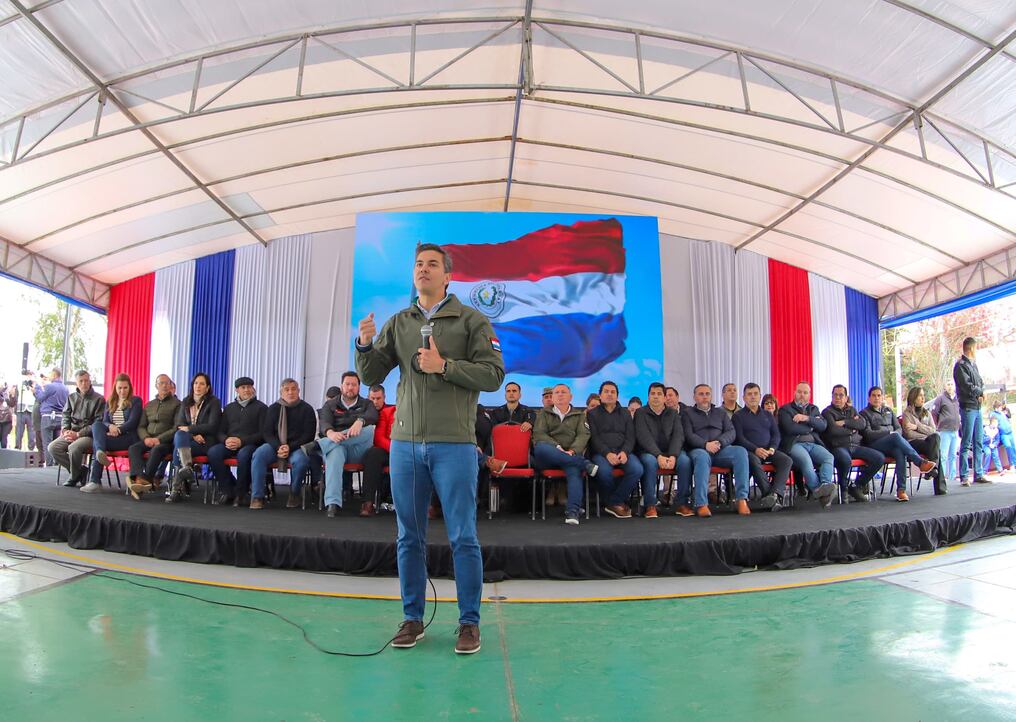 El presidente Santiago Peña destacó la manera en que las obras en infraestructura lograrán apuntalar el desarrollo de Ñeembucú aún más. Foto: Gentileza