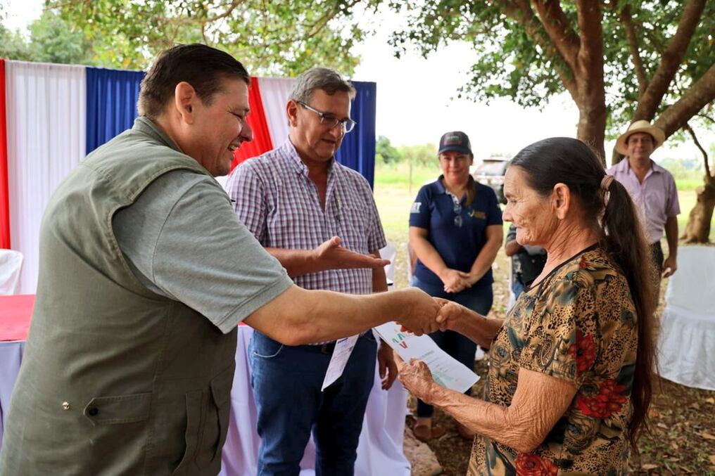 El Indert trabaja en la entrega de títulos de propiedad en el marco del desarrollo en el campo. Foto: @IndertPy