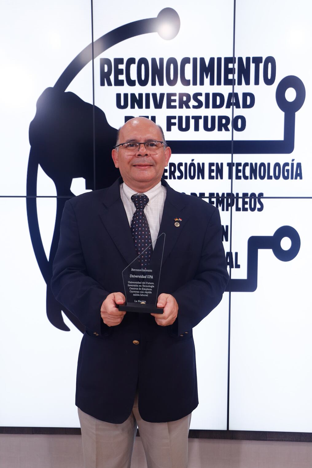 El rector de la UPA, el doctor Pedro Galván, recibió el reconocimiento. Foto: Emilio Bazán