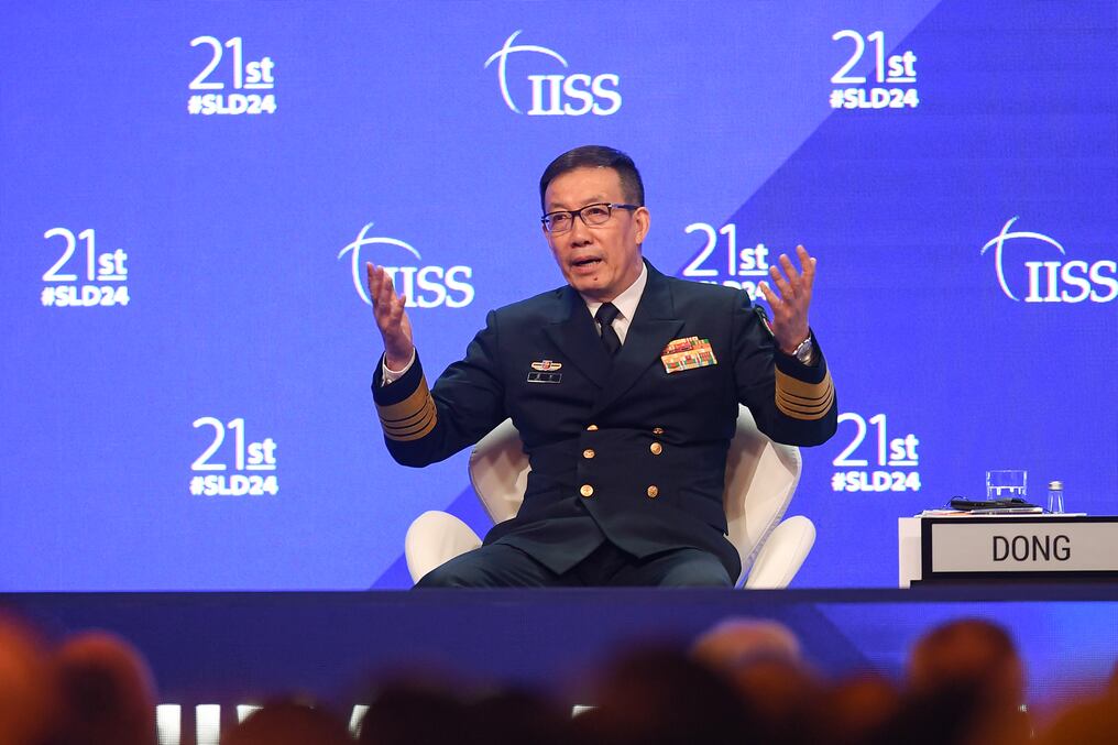 El ministro de Defensa de China, Dong Jun, habla durante la 21.ª cumbre del Diálogo Shangri-La en el Hotel Shangri-La de Singapur. Foto: AFP