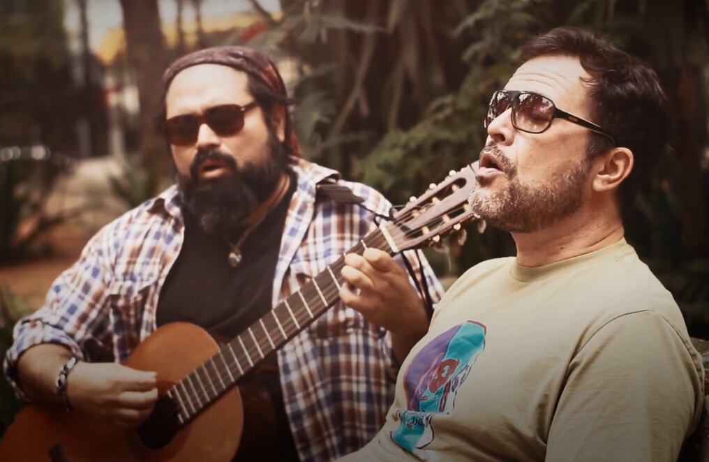Carlos Galeano y Neine Heisecke en una escena del videoclip lanzado en setiembre de 2024. Foto: Captura de video