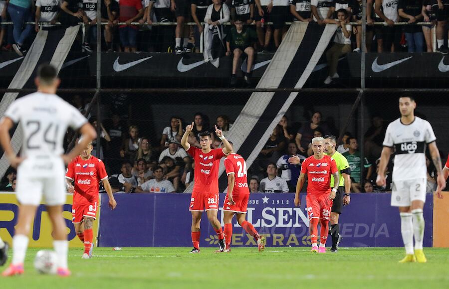 Brazos en alto de Cristhian Ocampos, que ingresó en el segundo tiempo y le dio la victoria a Nacional ante Olimpia.FOTO:NÉSTOR SOTO – NACIÓN MEDIA