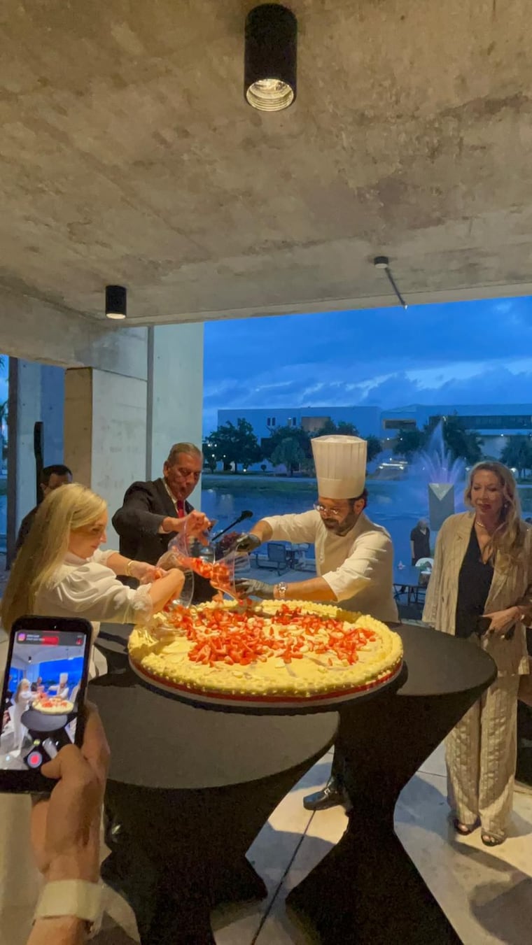 Felipe Mendoza, agregando las últimas frutillas a su torta. Foto: Gentileza