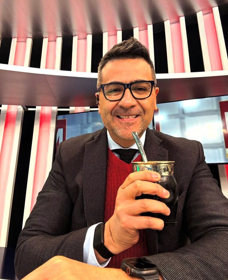Roberto Pérez, en el set del Informativo del Mediodía del SNT. Foto: Instagram - @robertoperez1