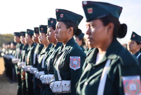 El mandatario Santiago Peña indicó que este 2025 marca un hito en la historia de las Fuerzas Armadas, teniendo en cuenta que, por primera vez, mujeres paraguayas forman parte del Cimefor. Foto: Gentileza