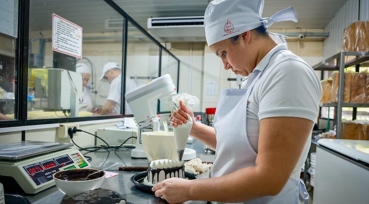 Día libre por cumpleaños debe ser un beneficio empresarial y no una ley, dice ministra Día libre por cumpleaños debe ser un beneficio empresarial y no una ley, dice ministra