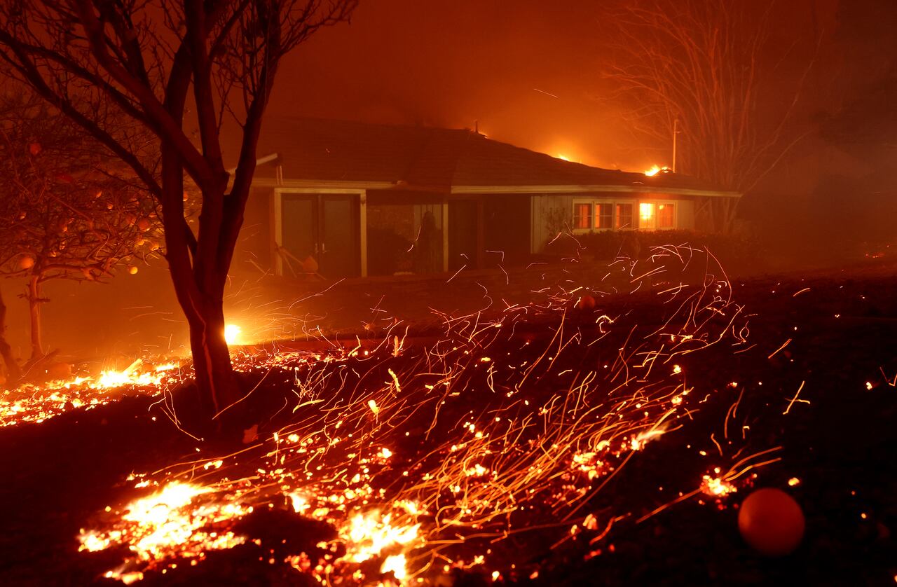 Un incendio forestal declarado en California hace tres días arrasó hasta el viernes más de 28.300 hectáreas. Foto: AFP