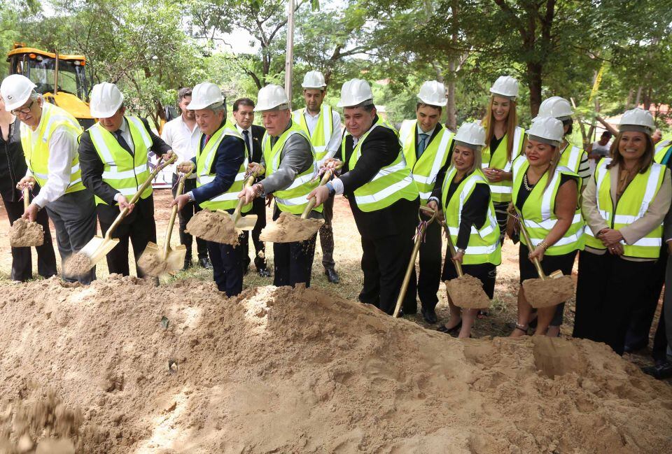 : Se llevo a cabo la palada inicial del futuro juzgado de primera instancia en lo civil de Fernando de la Mora. Foto: Gentileza