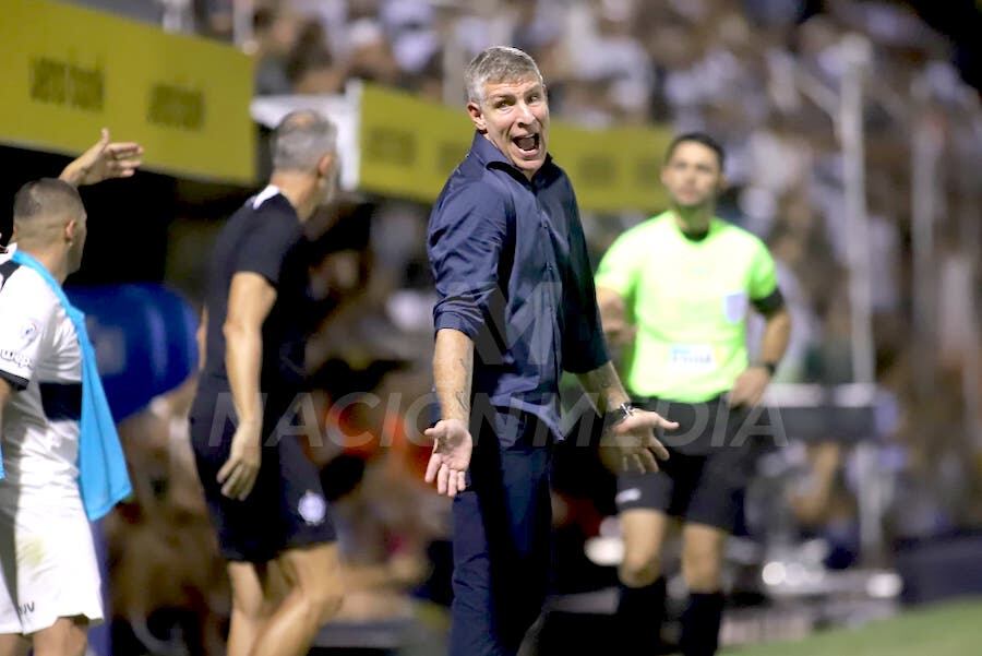Martín Palermo gesticula en el partido ante Trinidense. El rendimiento de su equipo se vino abajo en los
últimos dos partidos.FOTO: JORGE JARA – NACIÓN MEDIA