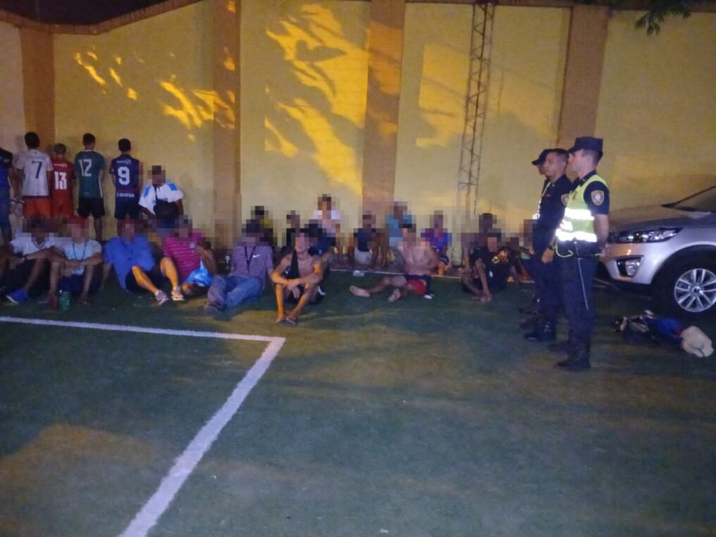 Los cuidacoches fueron despejados de las áreas de estacionamiento en los alrededores del estadio Defensores del Chaco. Foto: Ilustrativa