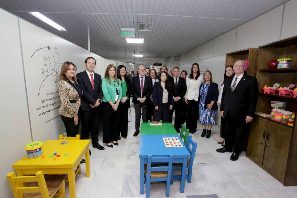 La jueza de la Corte IDH, Verónica Gómez, y otras autoridades participaron en la habilitación del espacio amigable para los niños, niñas y adolescentes. Foto: Gentileza 